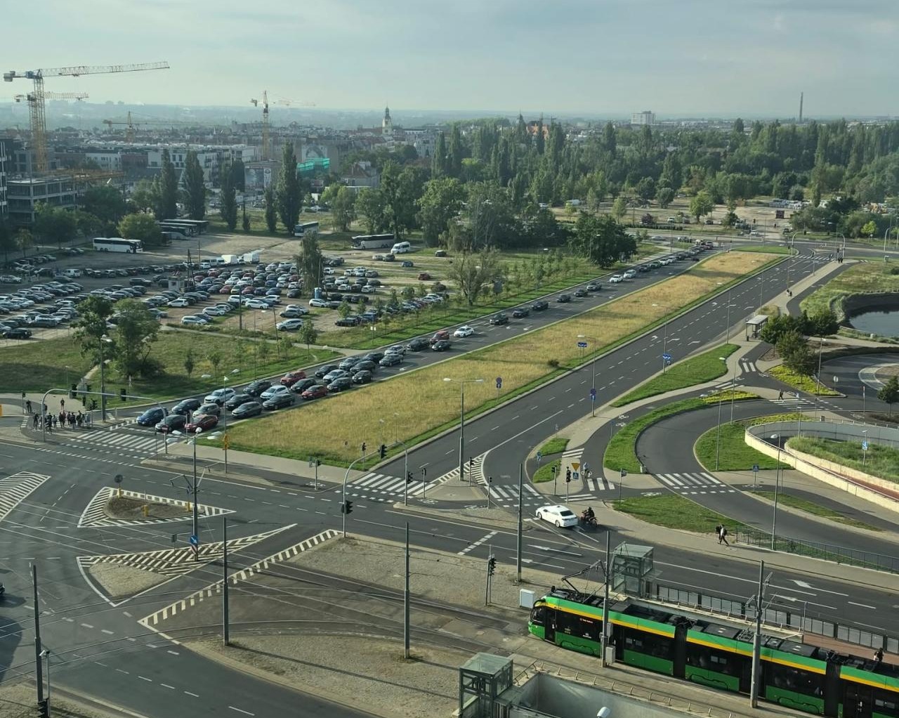 Korki na skrzyżowaniu w centrum Poznania po powrocie tramwajów. "Przejeżdżają 2-3 auta"