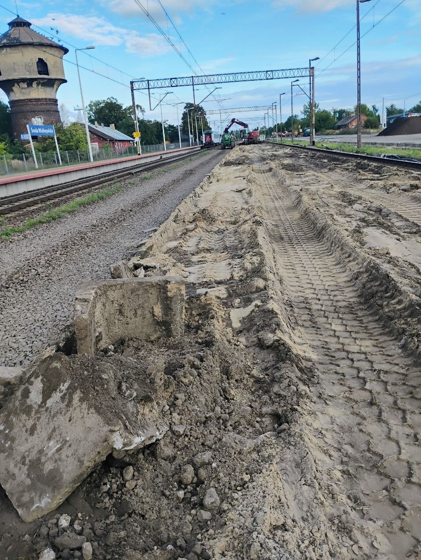 Ruszyły z rozmachem prace przy przebudowie peronu. 5 mln złotych przeznaczono na tę inwestycję