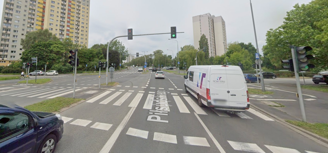 Zderzenie dwóch aut na Ratajach. Dwie osoby ranne, zmiany tras autobusów