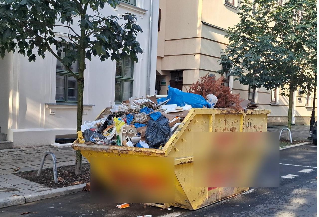 Kontenery na odpady remontowe na poznańskich ulicach. Posypały się mandaty