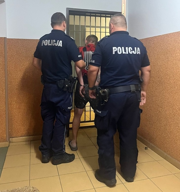 Region. Krewki 29-latek kostką brukową wybił szybę w oknie znajomego i zniszczył mu telewizor