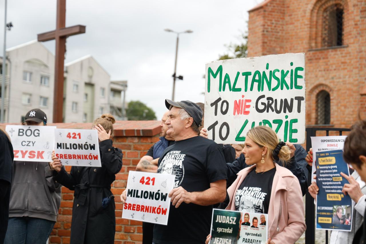 Mieszkańcy Maltańskiego pikietowali przed kościołem. "Czy papież został oszukany?"
