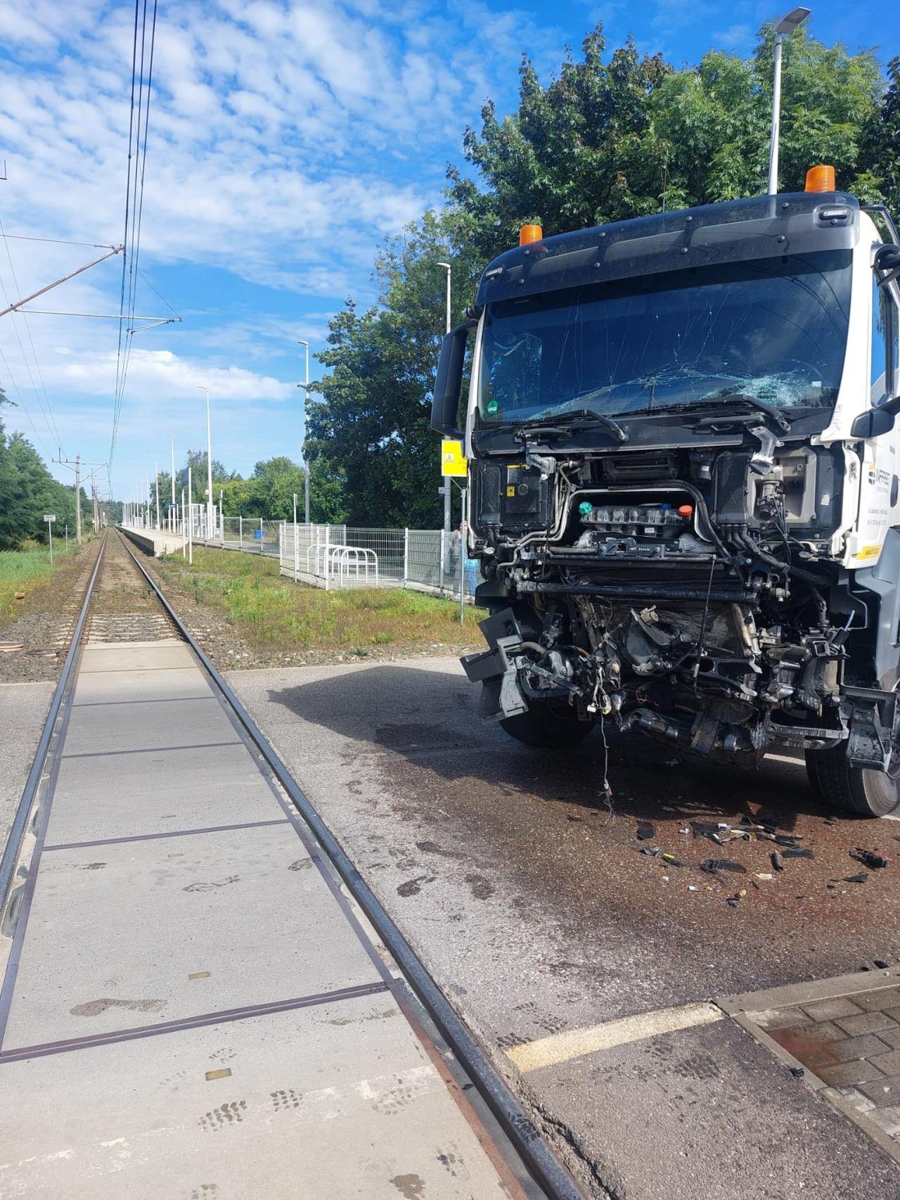 Ciężarówka uderzyła w pociąg na północy regionu. Utrudnienia!