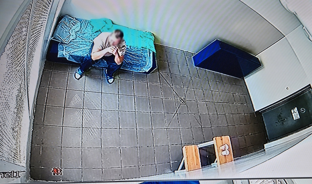 Niepokojący widok na jednej z ulic w regionie powodem interwencji policji. Mężczyzna z małym dzieckiem na rękach ukrył się w zaroślach