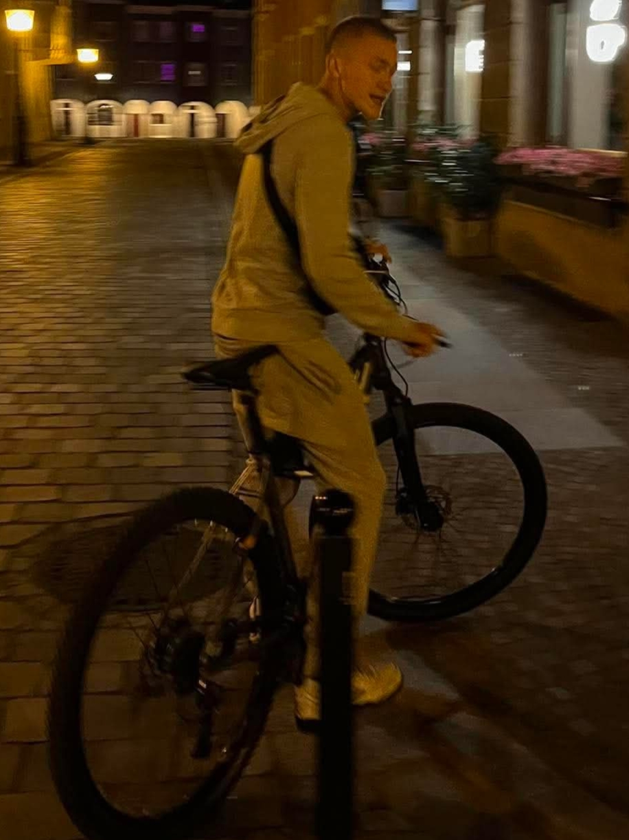 Atak na poznańskiej ulicy. Uderzył mężczyznę pięścią w twarz, jest poszukiwany