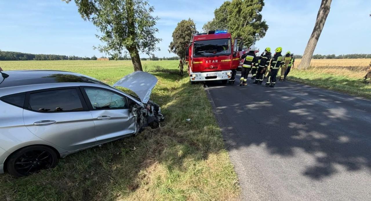 Zderzenie dwóch osobówek w regionie. Droga zablokowana