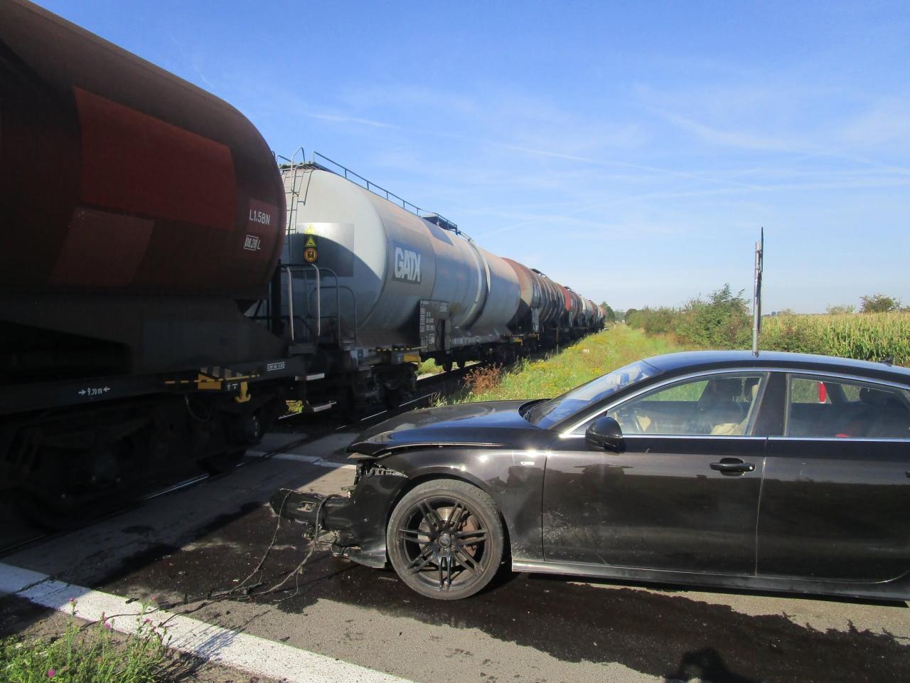 Zderzenie Audi i pociągu towarowego w regionie