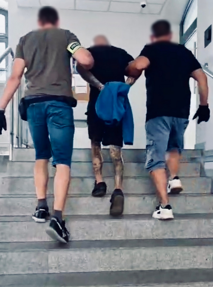 Seryjni włamywacze zatrzymani w Poznaniu. Okradli sześć lokali i trzy auta