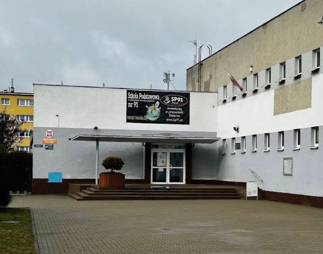 Podejrzany mężczyzna zaczepia dzieci przy poznańskiej podstawówce. Sprawą zajmuje się policja