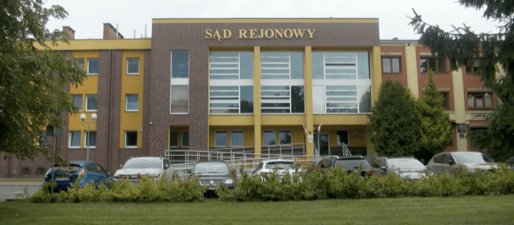 Groźna sytuacja w sądzie w regionie. W trakcie rozprawy aresztowany dokonał samookaleczenia
