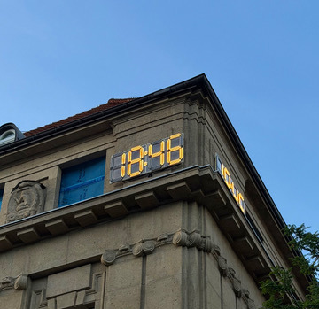 Kultowy zegar wrócił na kamienicę w centrum miasta