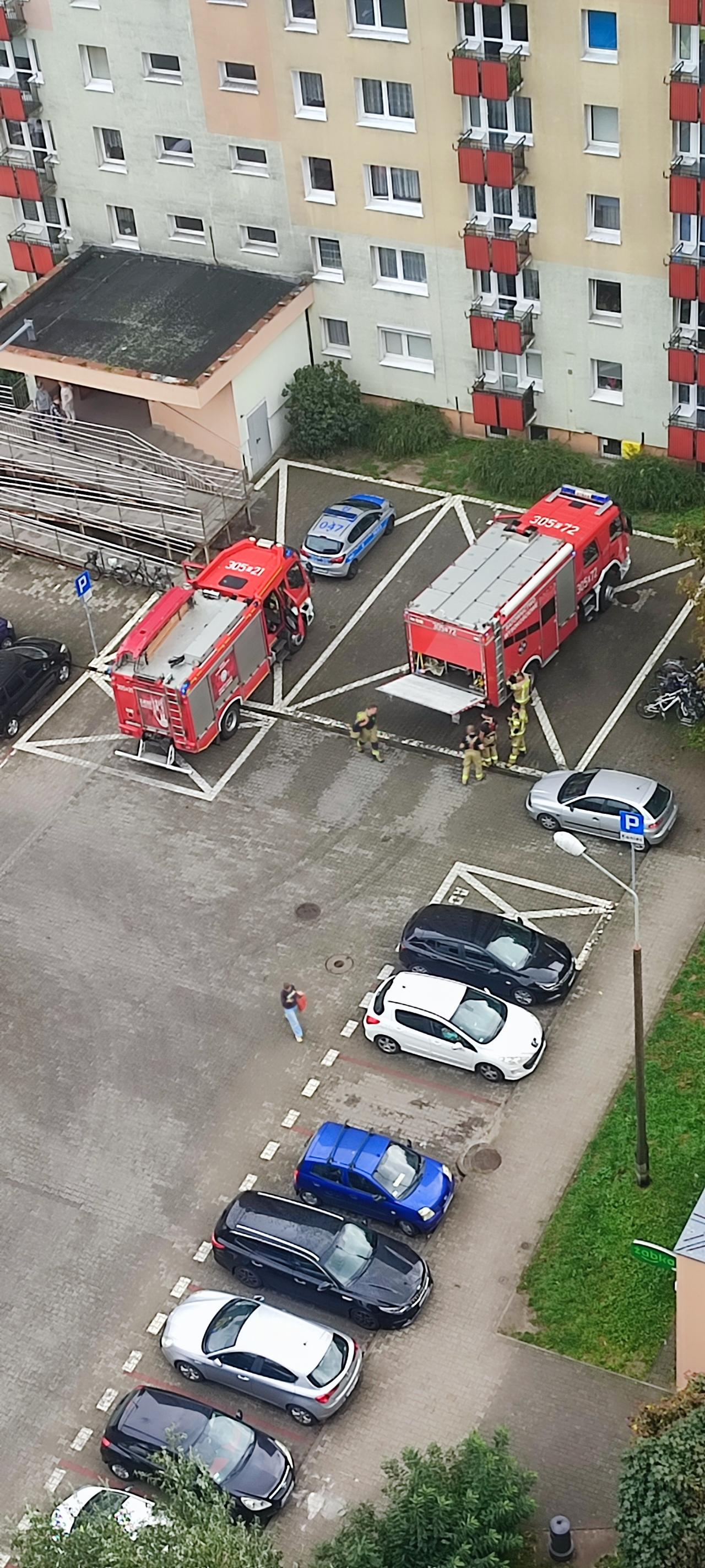 Akcja służb na poznańskim osiedlu. Mężczyzna wzywał pomoc z zamkniętego mieszkania, okazało się, iż był poszukiwany
