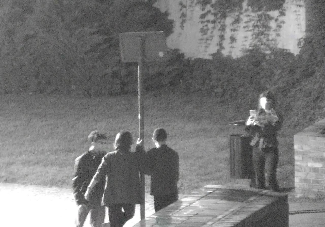 Robili sobie sesję zdjęciową z... przyniesionym znakiem drogowym