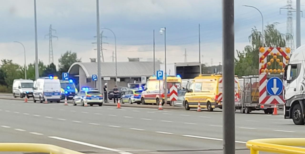 Akcja służb na poznańskim odcinku A2. Zatrzymano ciężarówkę przewożącą 35 migrantów