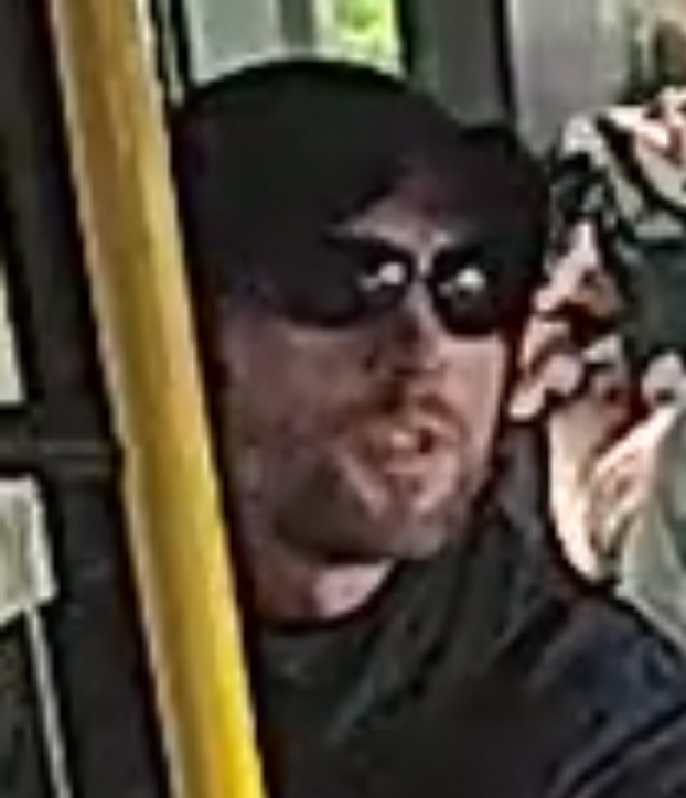 Uszkodził oko pasażera w poznańskim autobusie. Poznajesz go?