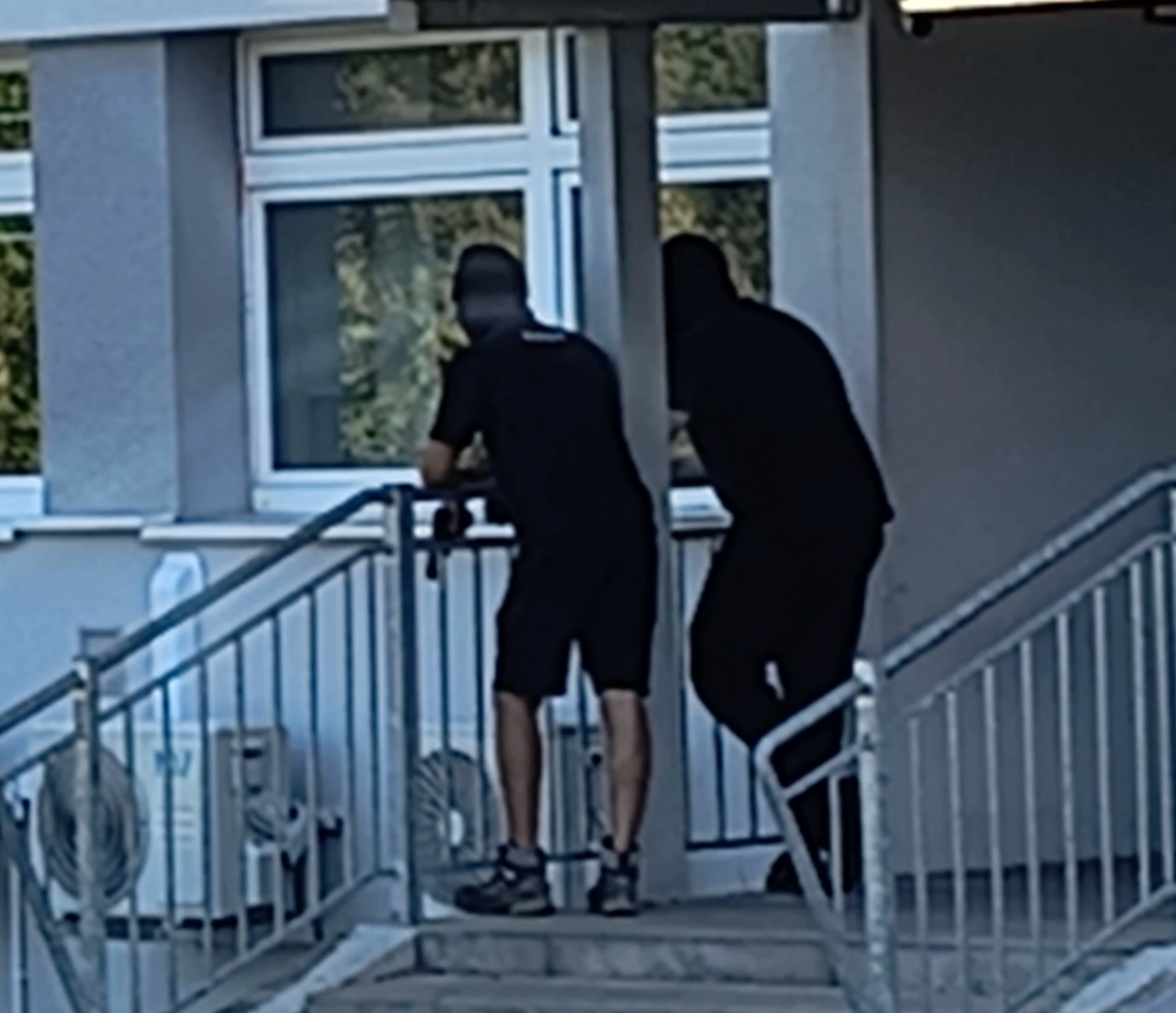 Zamaskowani mężczyźni z bronią w szpitalu przy Lutyckiej. "To na wypadek przyjścia uzbrojonego pacjenta"