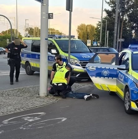 Jechali za pijanym kierowcą przez Poznań, policja dojechała dopiero po obywatelskim zatrzymaniu przez brak wolnego radiowozu. "Sprawa ewidentnego zagrożenia życia nie ma dla policji żadnej wagi"