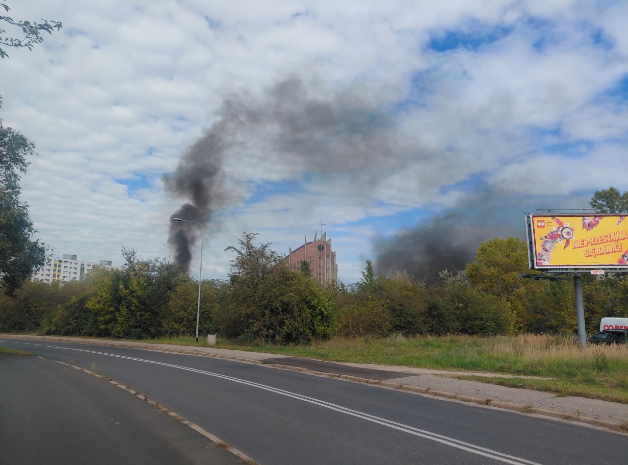 Czarny dym nad poznańskim osiedlem