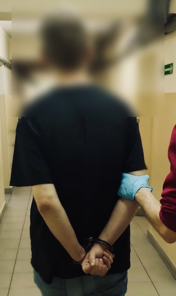 Wybił okna i włamał się do domu. Wypił część skradzionego alkoholu. Straty na około 4 000 złotych