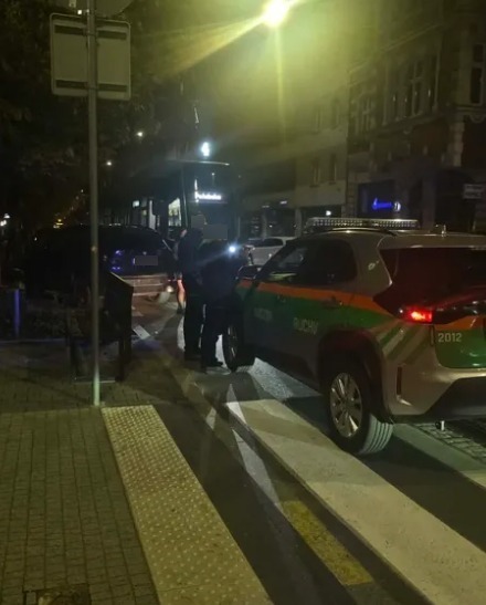 Pl. Cyryla Ratajskiego: niewłaściwie zaparkowany samochód tamuje ruch tramwajowy