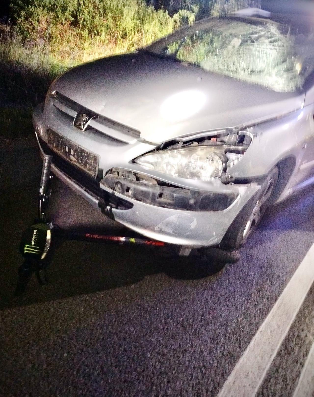 Poważny wypadek na północy Wielkopolski. 15-latek wjechał hulajnogą pod auto