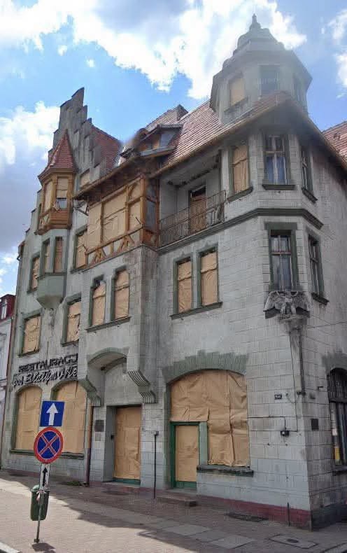 Chciał zobaczyć, jak miasto wygląda z wysokości. Wszedł na dach budynku i wpadł do środka