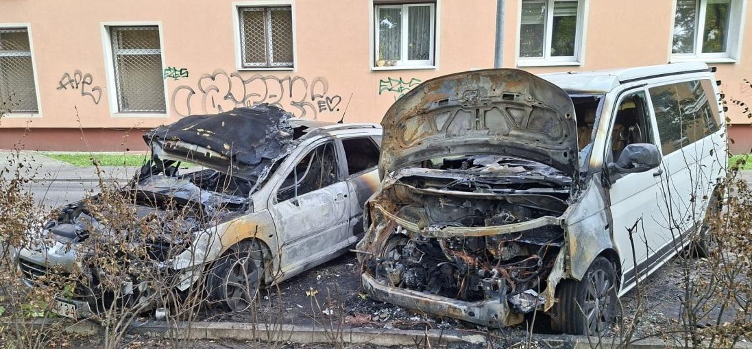 Bukowa: paliły się dwa zaparkowane samochody