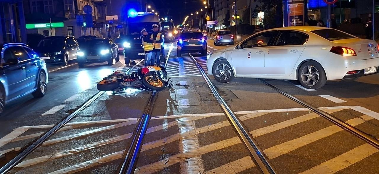 Dąbrowskiego: zderzenie motocykla i samochodu osobowego