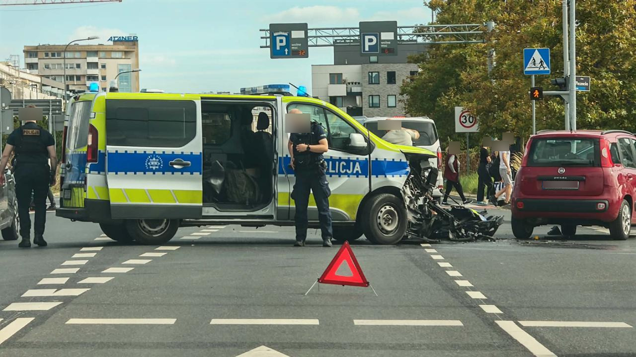 Wypadek z udziałem policyjnego radiowozu w Poznaniu