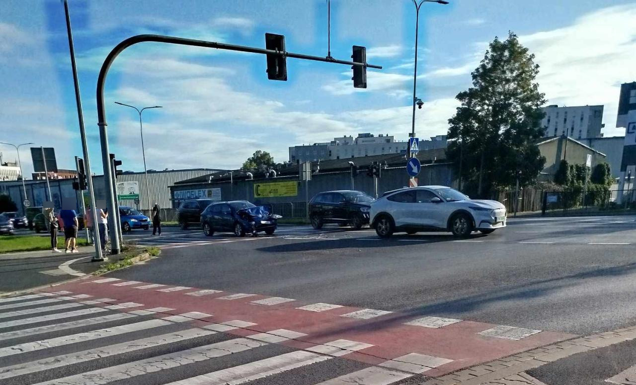 Zderzenie dwóch pojazdów na poznańskiej ulicy