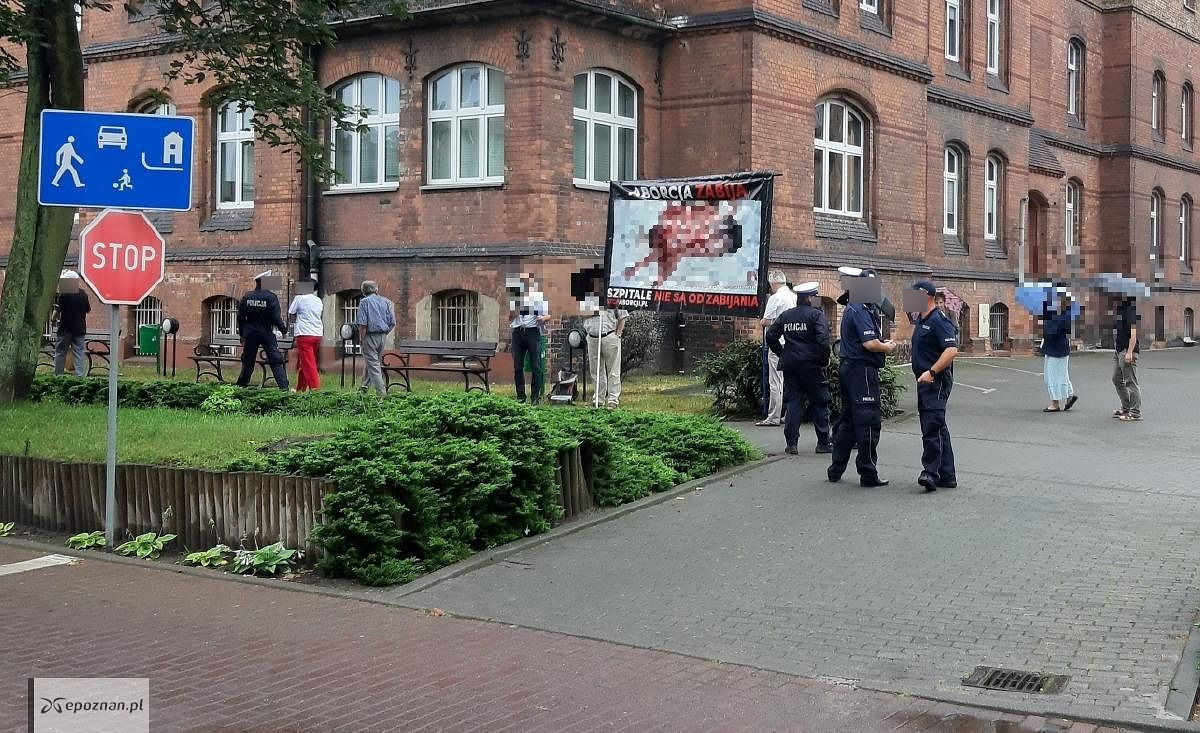 Demonstracja antyaborcyjna przed szpitalem przy Polnej przerwana. "Poznanianki, Miasto Poznań jest z Wami"