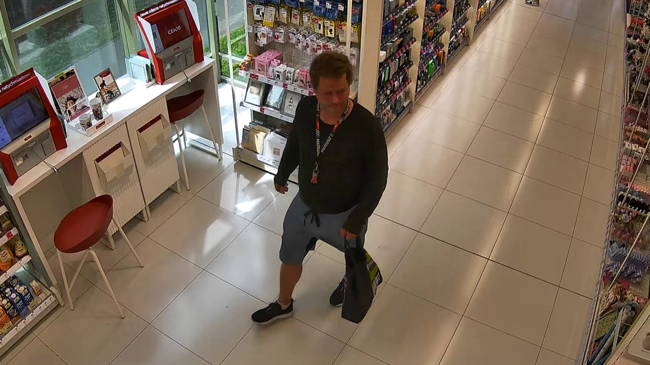 Policjanci publikują wizerunek i szukają tego mężczyzny. Rozpoznajesz?