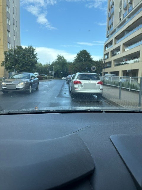 Miejsca parkingowe na jezdni doprowadzały do niebezpiecznych sytuacji. Zostały zlikwidowane, ale kierowcy i tak tu parkują