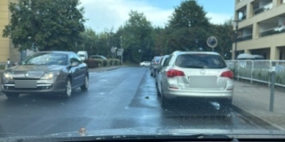 Miejsca parkingowe na jezdni doprowadzały do niebezpiecznych sytuacji. Zostały zlikwidowane, ale kierowcy i tak tu parkują