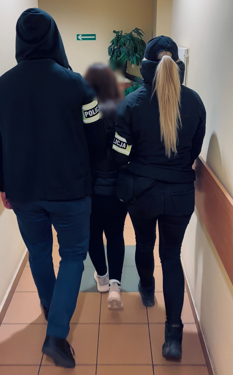 Duża akcja policjantów na poznańskim osiedlu przez zgłoszenie o bombach. Zatrzymano 34-latkę, dzwoniła z numeru 77-letniej sąsiadki