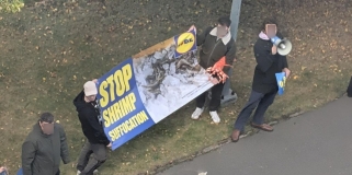 Krzyki i transparenty przed siedzibą Lidla pod Poznaniem. Chodzi o krewetki