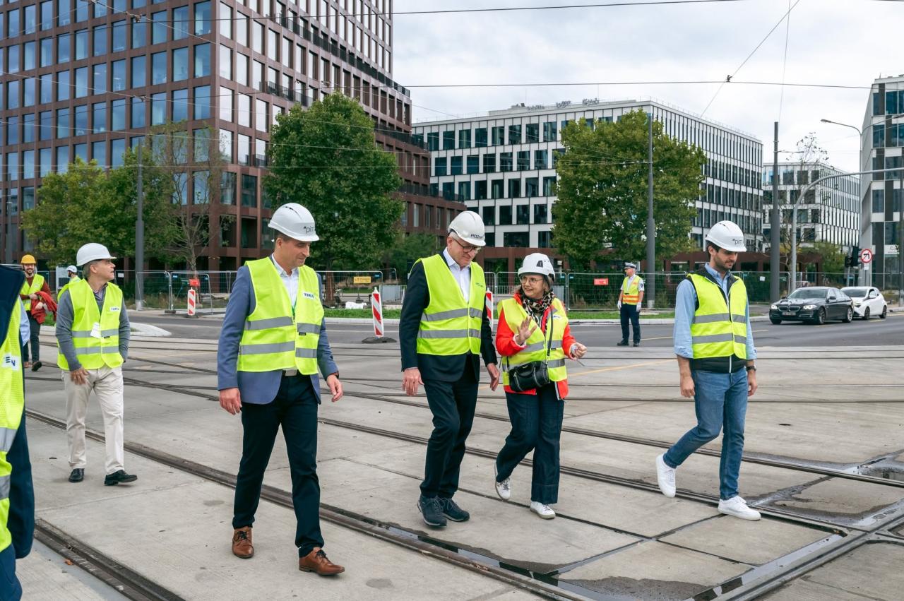 Prezydent i przedstawiciele UITP spotkali się na placu dużej poznańskiej inwestycji "Mamy się czym chwalić"