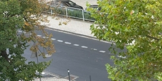 Zlikwidowano miejsca parkingowe na jezdni, po deszczu dawne oznakowanie wciąż widać i kierowcy parkują. Poprawki nie będzie