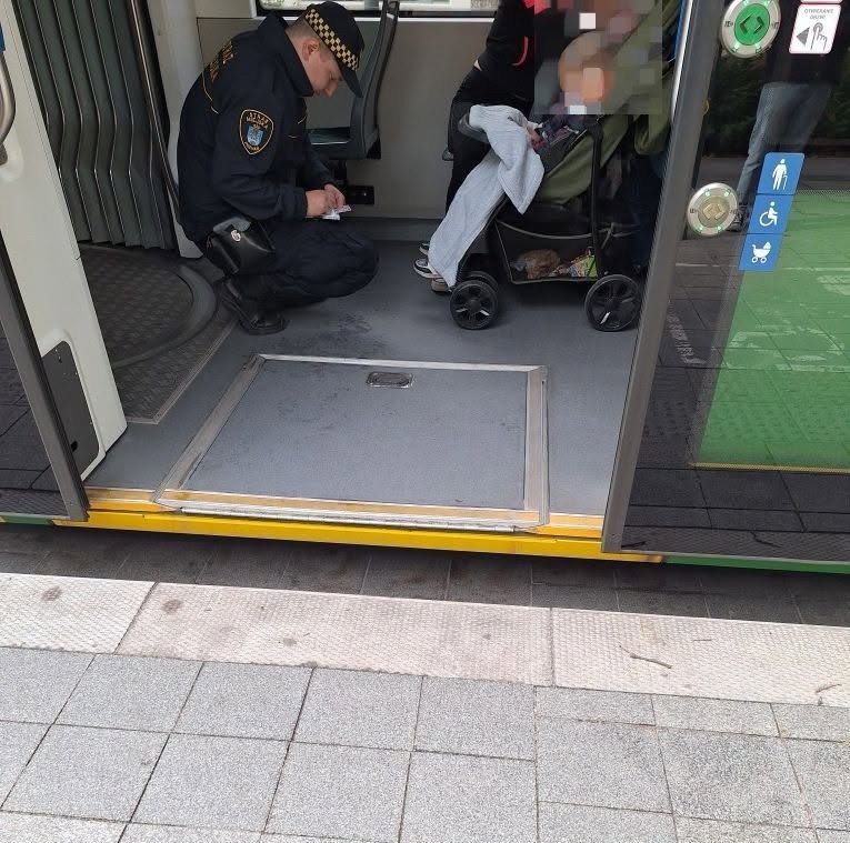Ciężarna zasłabła w tramwaju, była z dwójką dzieci. Interweniowali strażnicy miejscy