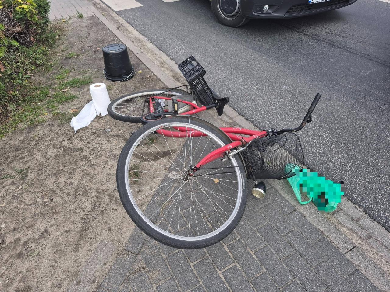 Groźny wypadek w regionie. 77-letni kierowca potrącił 74-letniego rowerzystę