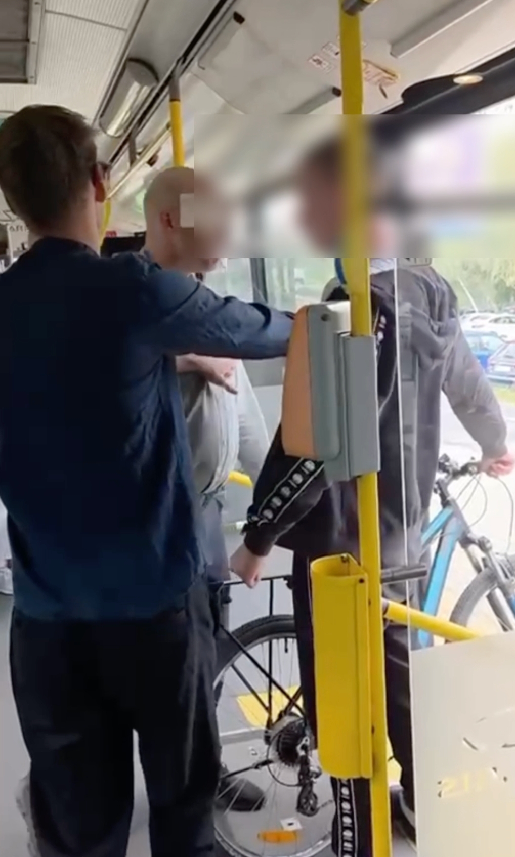 Agresywny kierowca miejskiego autobusu w Poznaniu. "Pasażerowie wysiedli z obawy o swoje życie"