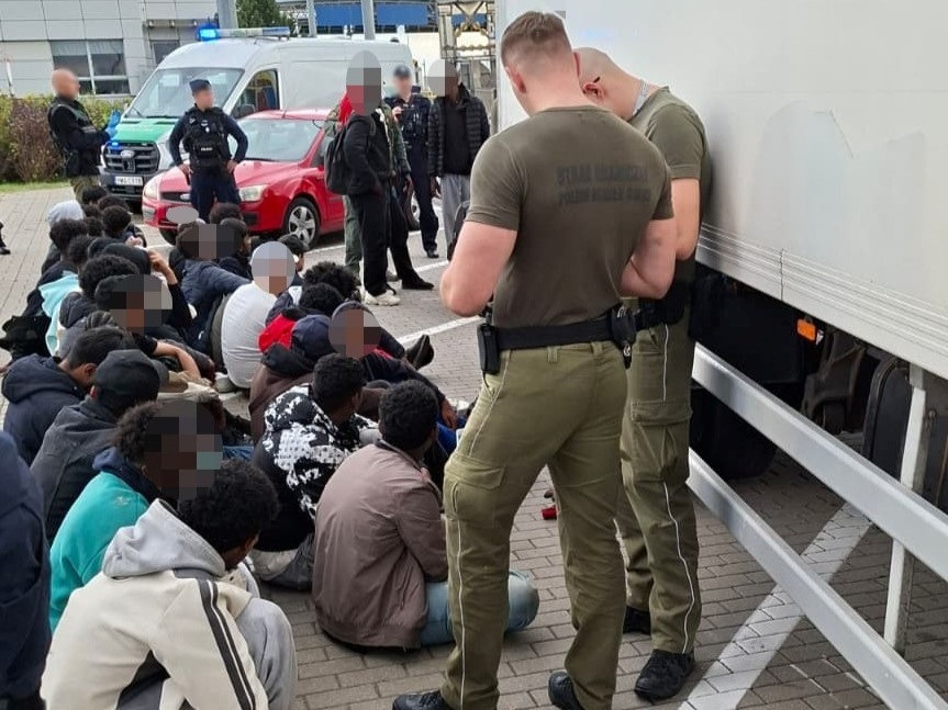 Chłodnia pełna migrantów zatrzymana na A2 pod Poznaniem. Serbscy kierowcy z zarzutami