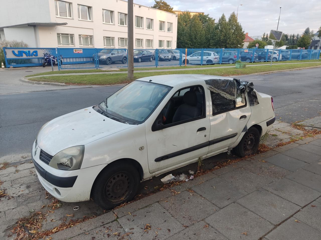 Wraki straszą przy poznańskiej ulicy. "Szyby powybijane, w nocy bezdomni"