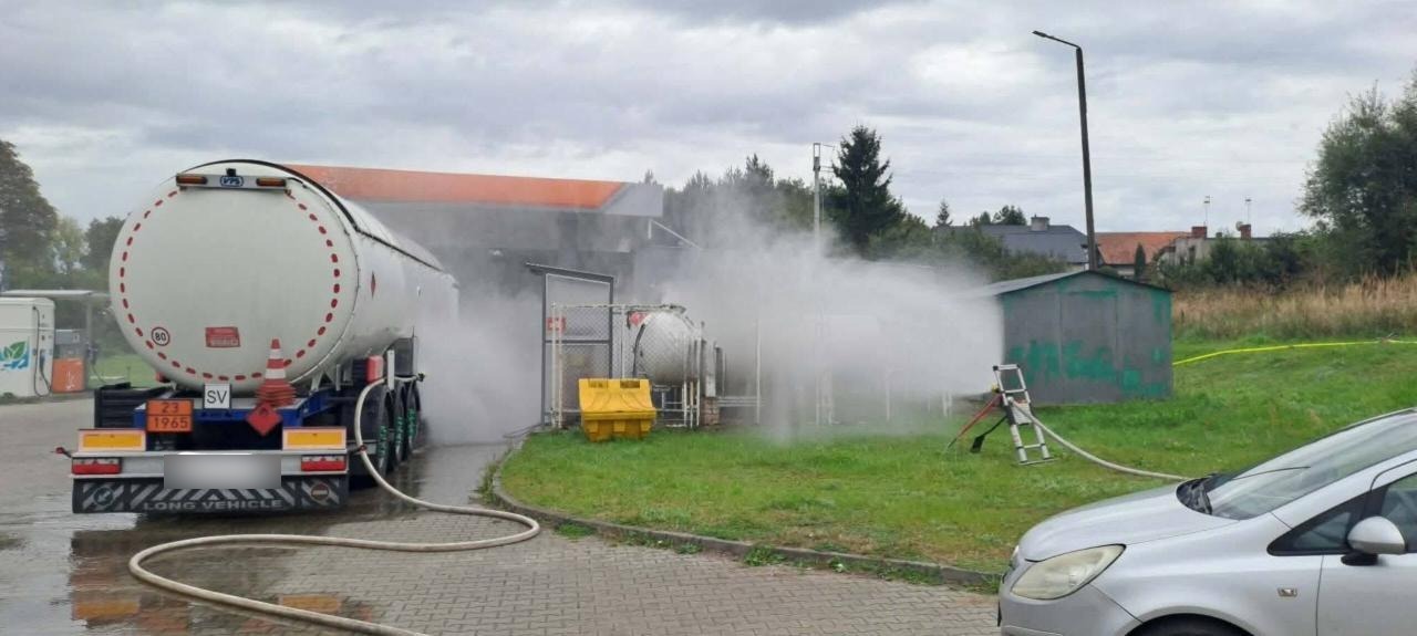 Rozszczelniony zbiornik z gazem na stacji benzynowej. Droga w pobliżu była zablokowana