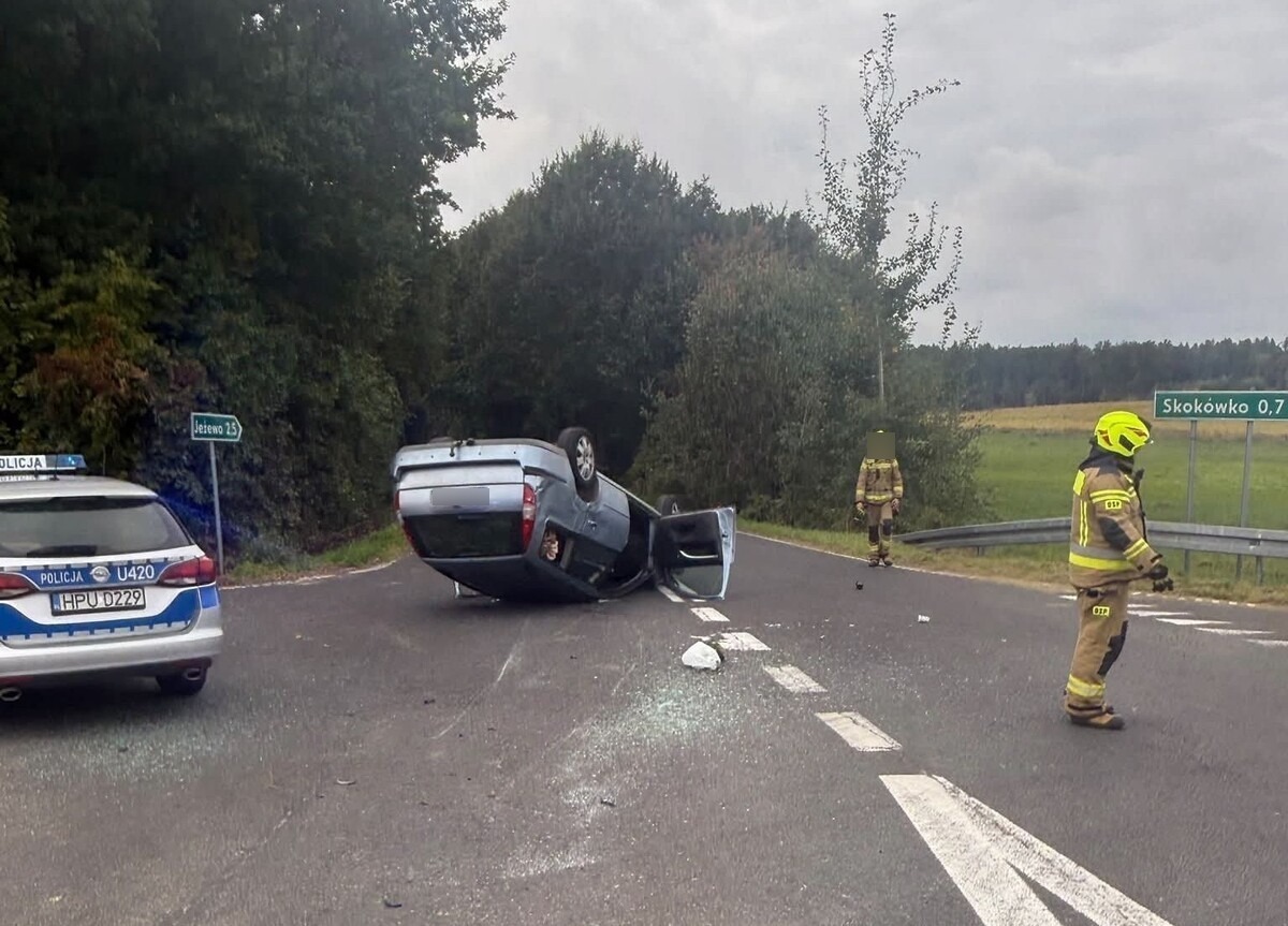 Pijany kierowca Forda wjechał na wysepkę drogową. Dachował na skrzyżowaniu