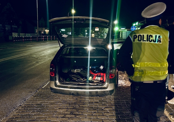 Region. 18-latek wiózł osobówką pięciu pasażerów. Kolega jechał w bagażniku