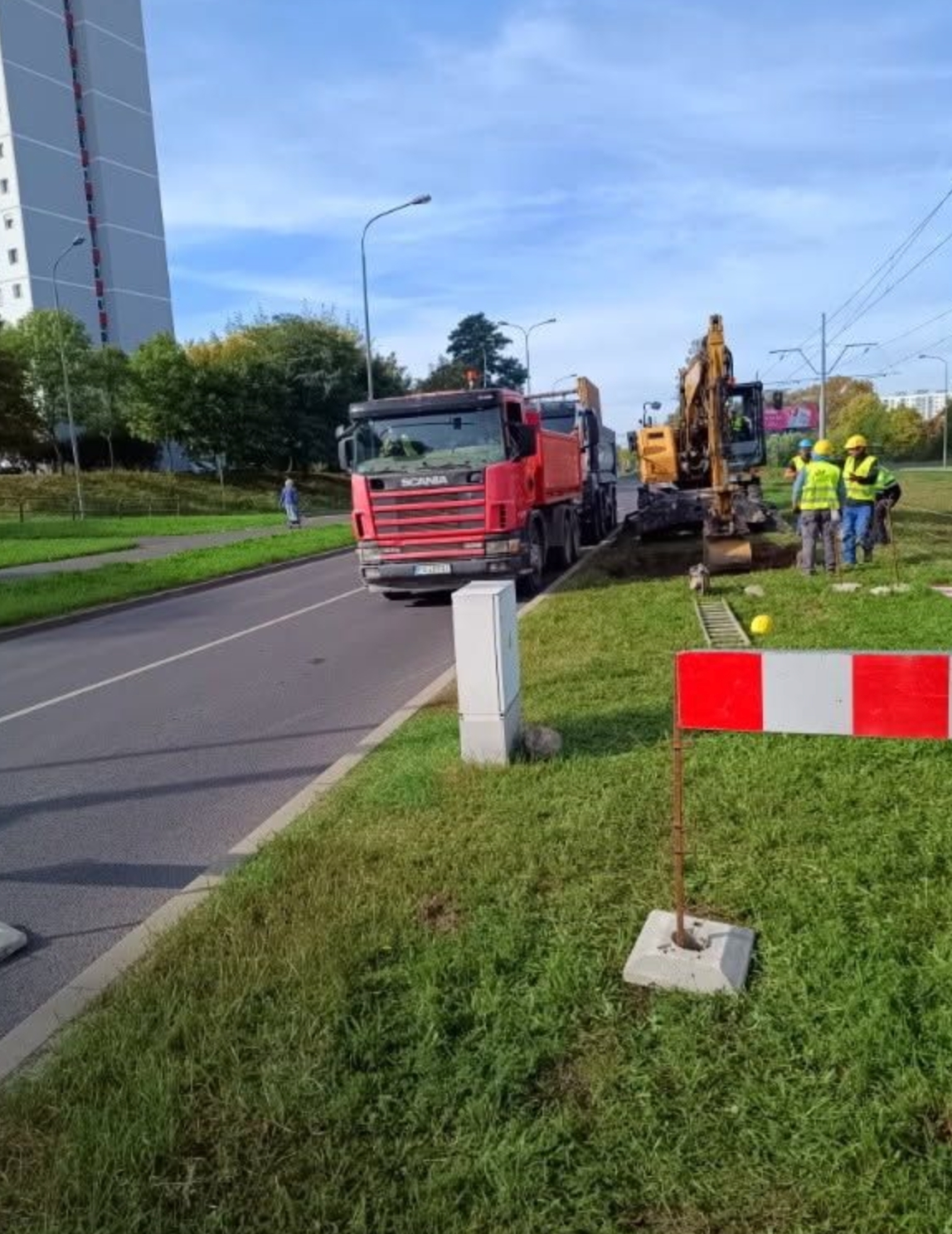 Problemy tramwajowe i drogowe na Ratajach przez awarię kanalizacji
