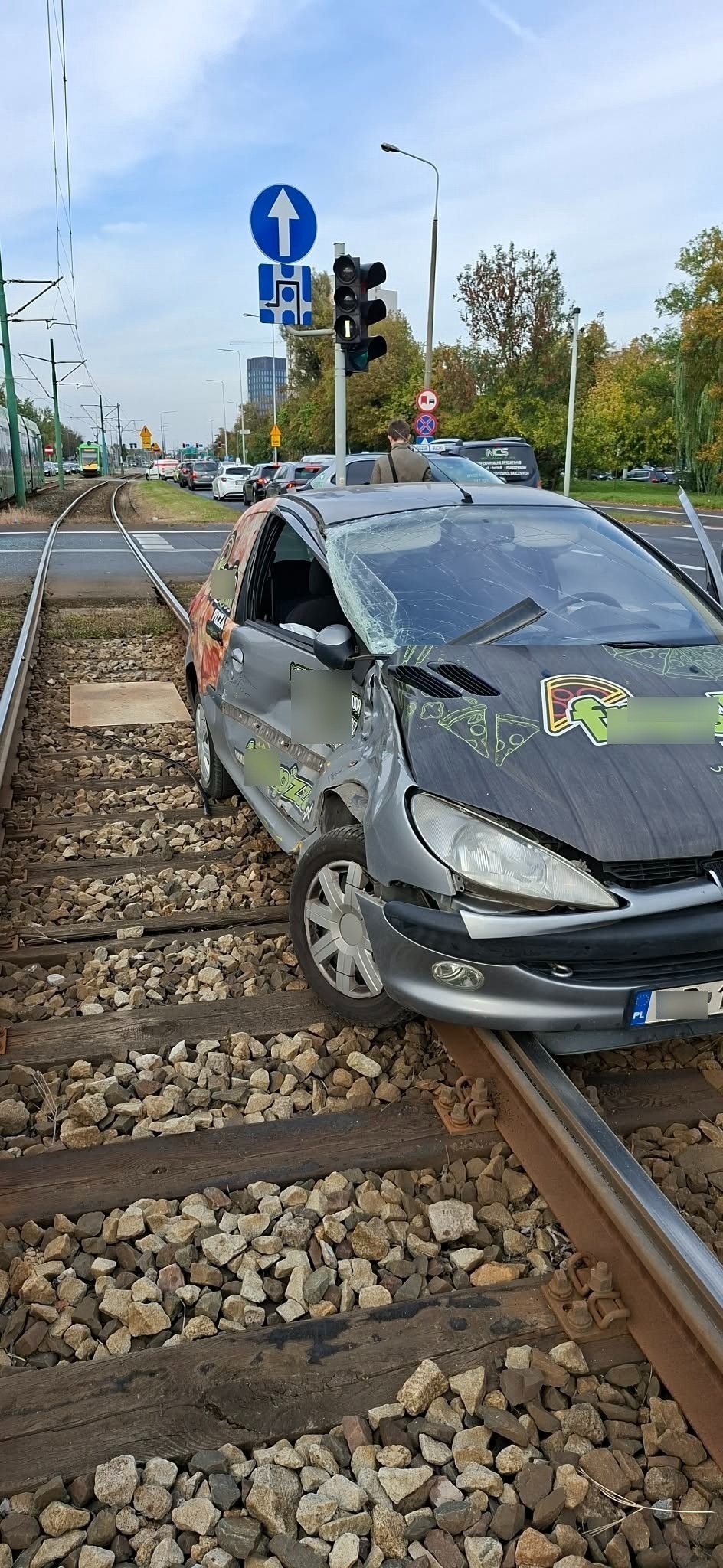 Zamenhofa: dostawca pizzy uderzył samochodem w tramwaj. Auto utknęło głęboko w torowisku
