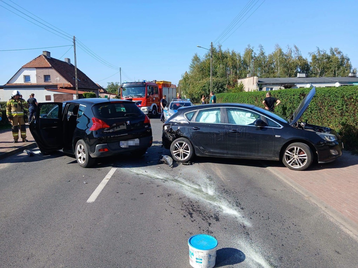 49-latek uciekł w pole po tym jak uderzył swoim samochodem w inne auto. Udawał, iż to nie on siedział za kierownicą samochodu