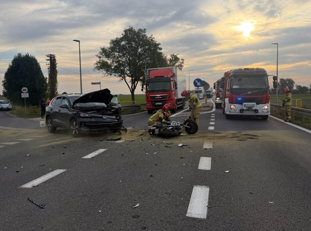 Poważny wypadek na DK11 Kórnik – Środa Wielkopolska. Lądował LPR, trasa zablokowana